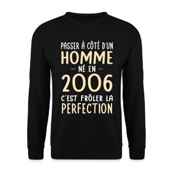 Geboren 2006 – Naht der Perfektion näher - Unisex Pullover - Schwarz - Vorne - Alina (178cm) & Michal (187cm)