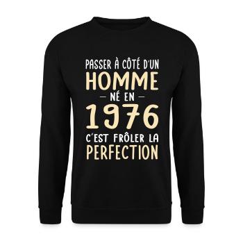 Né en 1976 – Frôler la perfection  - Sweat-shirt Unisexe - noir - Devant - Alina (178cm) & Michal (187cm)