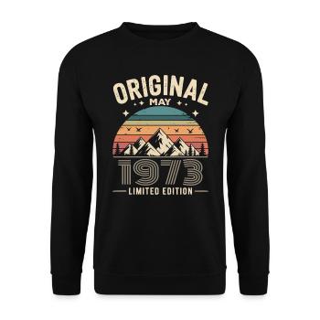 Mai 1973 – Legende der Gipfel und Berge - Unisex Pullover - Schwarz - Vorne - Alina (178cm) & Michal (187cm)