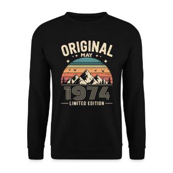 Mai 1974 – Legende der Gipfel und Berge - Unisex Pullover - Schwarz - Vorne - Alina (178cm) & Michal (187cm)