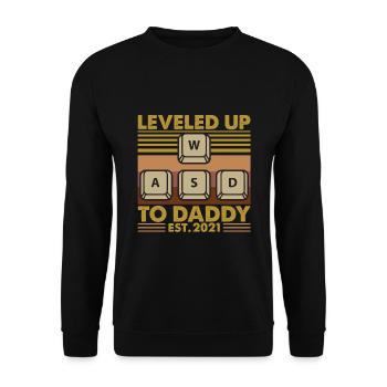 Leveled Up To Daddy EST 2021 - Unisex Pullover - Schwarz - Vorne - Alina (178cm) & Michal (187cm)