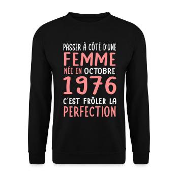 Anniversaire 50 ans - Née en Octobre 1976 - Sweat-shirt Unisexe - noir - Devant - Alina (178cm) & Michal (187cm)
