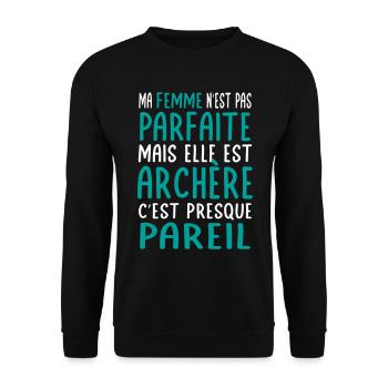 Ma femme n'est pas parfaite mais elle est archère - Sweat-shirt Unisexe - noir - Devant - Alina (178cm) & Michal (187cm)