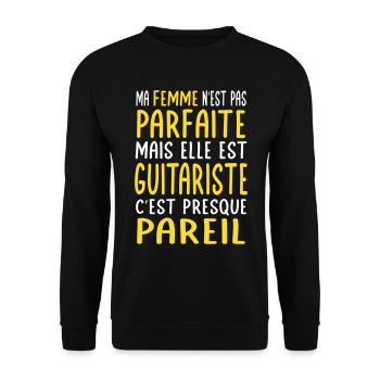 Meine Frau nicht perfekt, aber sie ist Gitarristin - Unisex Pullover - Schwarz - Vorne - Alina (178cm) & Michal (187cm)