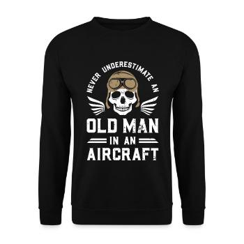 Never Underestimate An Old Man In An Aircraft - Unisex Pullover - Schwarz - Vorne - Alina (178cm) & Michal (187cm)