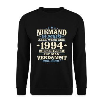 Jahrgang 1994 geboren Geburtstag Geburtstagsspruch - Unisex Pullover - Schwarz - Vorne - Alina (178cm) & Michal (187cm)
