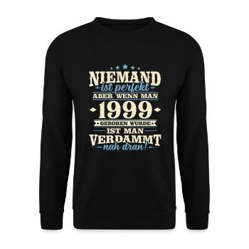 Jahrgang 1999 geboren Geburtstag Geburtstagsspruch - Unisex Pullover - Schwarz - Vorne - Alina (178cm) & Michal (187cm)