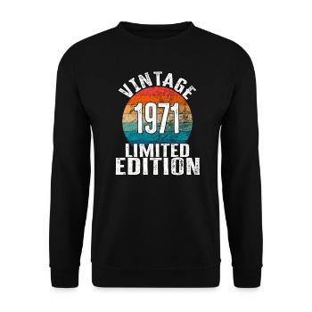Year of birth 1971 Vintage Limited Edition Retro - Unisex Sweatshirt - black - Front - Alina (178cm) & Michal (187cm)