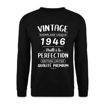 1946 – Jahrgang – Perfekt gereift - Unisex Pullover - Schwarz - Vorne - Alina (178cm) & Michal (187cm)