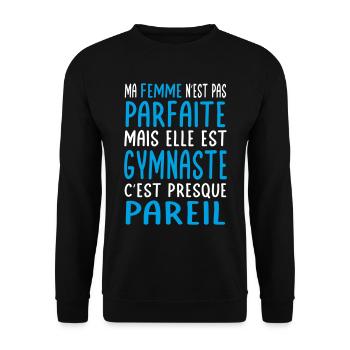 Meine Frau ist nicht perfekt, aber sie ist Turnerin - Unisex Pullover - Schwarz - Vorne - Alina (178cm) & Michal (187cm)