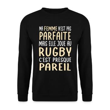 Ma femme pas parfaite mais elle joue au rugby - Sweat-shirt Unisexe - noir - Devant - Alina (178cm) & Michal (187cm)