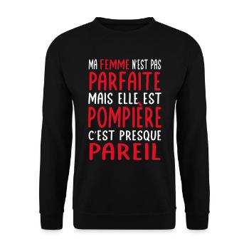 Ma femme n'est pas parfaite mais elle est pompière - Sweat-shirt Unisexe - noir - Devant - Alina (178cm) & Michal (187cm)