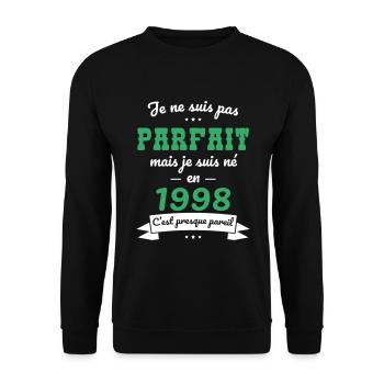 Anniversaire 25 ans - Pas parfait mais né en 1998 - Sweat-shirt Unisexe - noir - Devant - Alina (178cm) & Michal (187cm)
