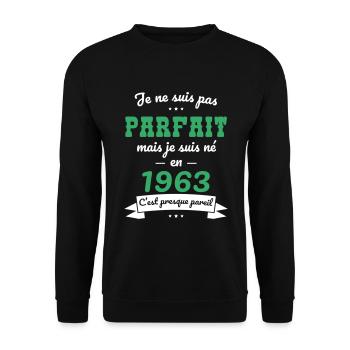 Anniversaire 60 ans - Pas parfait mais né en 1963 - Sweat-shirt Unisexe - noir - Devant - Alina (178cm) & Michal (187cm)