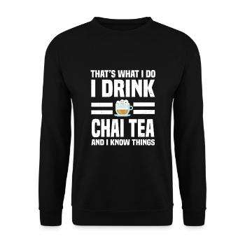 Cooler Chai Tee Spruch - Unisex Pullover - Schwarz - Vorne - Alina (178cm) & Michal (187cm)