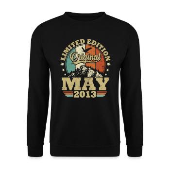 Geburtstagsgeschenk geboren im Mai 2013 - Unisex Pullover - Schwarz - Vorne - Alina (178cm) & Michal (187cm)