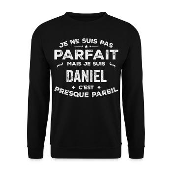 Daniel Ein Vorname, eine Geschichte, eine Persönlichkeit - Unisex Pullover - Schwarz - Vorne - Alina (178cm) & Michal (187cm)