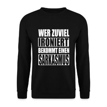 Wer zuviel ironiert... sarkasmus lustiger Spruch - Unisex Pullover - Schwarz - Vorne - Alina (178cm) & Michal (187cm)