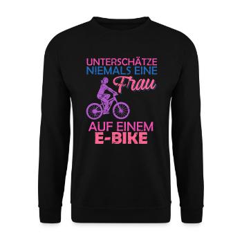 E-Bike Spruch Frau auf e-Bike Radtour Rentnerin - Unisex Pullover - Schwarz - Vorne - Alina (178cm) & Michal (187cm)