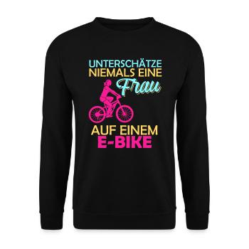 E-Bike Spruch Unterschätze nie eine Frau auf eBike - Unisex Pullover - Schwarz - Vorne - Alina (178cm) & Michal (187cm)