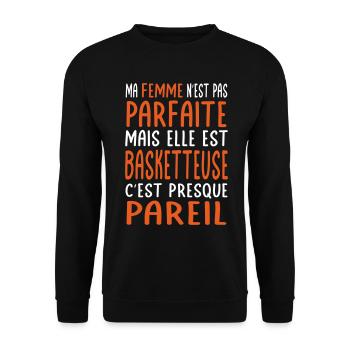 Meine Frau nicht perfekt, aber sie ist eine Basketballspielerin - Unisex Pullover - Schwarz - Vorne - Alina (178cm) & Michal (187cm)