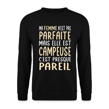 Meine Frau ist nicht perfekt, aber sie ist ein Camper - Unisex Pullover - Schwarz - Vorne - Alina (178cm) & Michal (187cm)