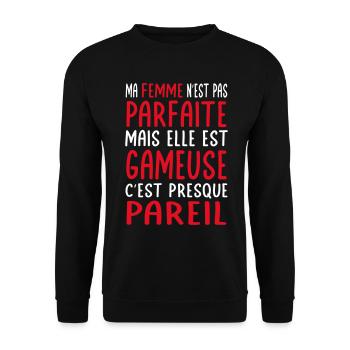 Ma femme n'est pas parfaite mais elle est gameuse - Sweat-shirt Unisexe - noir - Devant - Alina (178cm) & Michal (187cm)