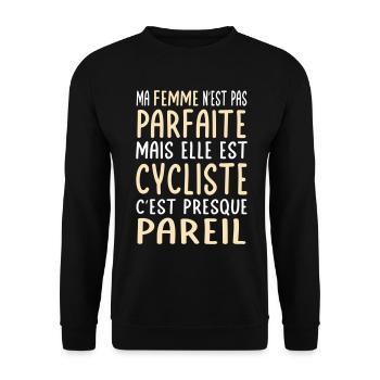 Meine Frau ist nicht perfekt, aber sie ist Radfahrerin - Unisex Pullover - Schwarz - Vorne - Alina (178cm) & Michal (187cm)