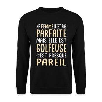 Meine Frau ist nicht perfekt, aber sie ist Golferin - Unisex Pullover - Schwarz - Vorne - Alina (178cm) & Michal (187cm)