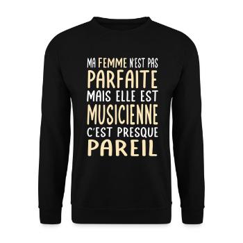 Meine Frau nicht perfekt, aber sie ist Musikerin - Unisex Pullover - Schwarz - Vorne - Alina (178cm) & Michal (187cm)