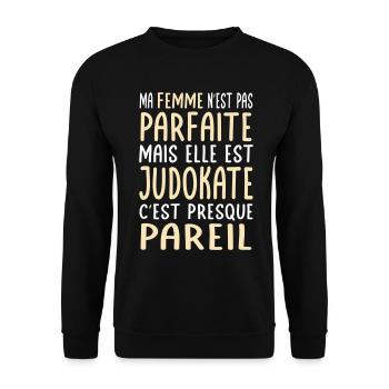 Meine Frau nicht perfekt, aber sie ist eine Judokate - Unisex Pullover - Schwarz - Vorne - Alina (178cm) & Michal (187cm)