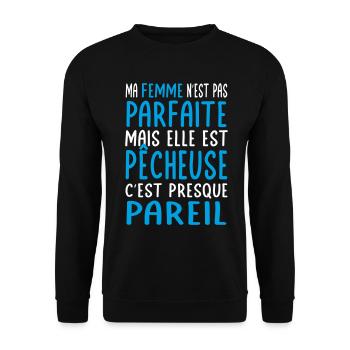 Meine Frau ist nicht perfekt, aber sie ist eine Fischerin - Unisex Pullover - Schwarz - Vorne - Alina (178cm) & Michal (187cm)