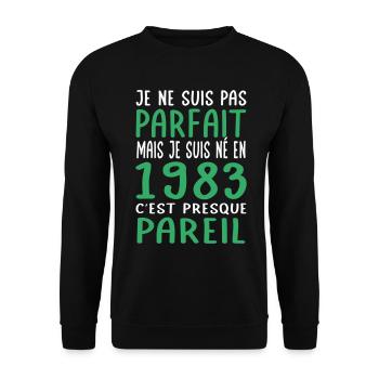 Anniversaire 40 ans - Pas parfait mais né en 1983 - Sweat-shirt Unisexe - noir - Devant - Alina (178cm) & Michal (187cm)