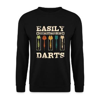 Lässt sich leicht durch Darts ablenken - Unisex Pullover - Schwarz - Vorne - Alina (178cm) & Michal (187cm)
