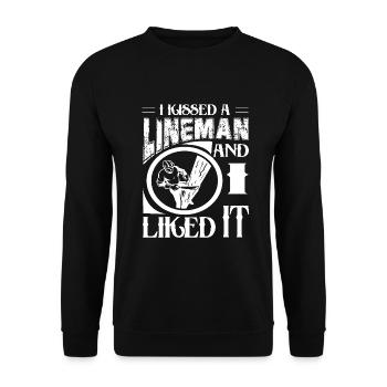 Lineman I Kissed A Lineman And I Liked It - Unisex Sweatshirt - black - Front - Alina (178cm) & Michal (187cm)
