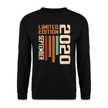 September 2020 Originelle Geschenkidee zum Geburtstag - Unisex Pullover - Schwarz - Vorne - Alina (178cm) & Michal (187cm)