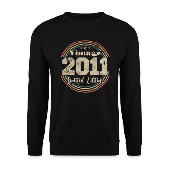 2011 Retro Vintage Geburtstag geboren in - 2011 - Unisex Pullover - Schwarz - Vorne - Alina (178cm) & Michal (187cm)