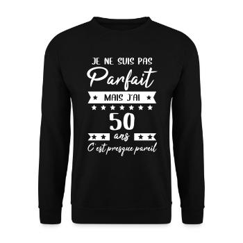 Anniversaire 50 ans - Pas parfait mais j'ai 50 ans - Sweat-shirt Unisexe - noir - Devant - Alina (178cm) & Michal (187cm)