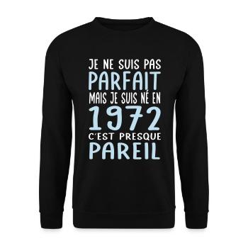 Anniversaire 50 ans - Pas parfait mais né en 1972 - Sweat-shirt Unisexe - noir - Devant - Alina (178cm) & Michal (187cm)