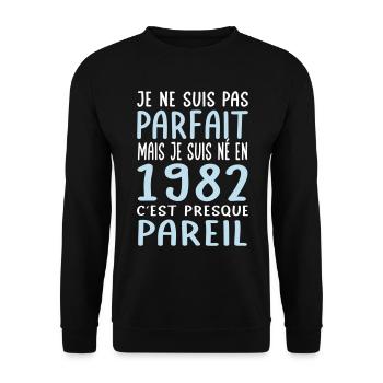 Anniversaire 40 ans - Pas parfait mais né en 1982 - Sweat-shirt Unisexe - noir - Devant - Alina (178cm) & Michal (187cm)