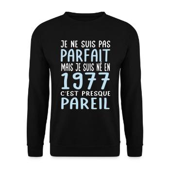 Anniversaire 45 ans - Pas parfait mais né en 1977 - Sweat-shirt Unisexe - noir - Devant - Alina (178cm) & Michal (187cm)