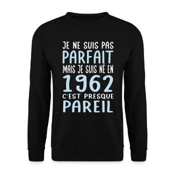Anniversaire 60 ans - Pas parfait mais né en 1962 - Sweat-shirt Unisexe - noir - Devant - Alina (178cm) & Michal (187cm)
