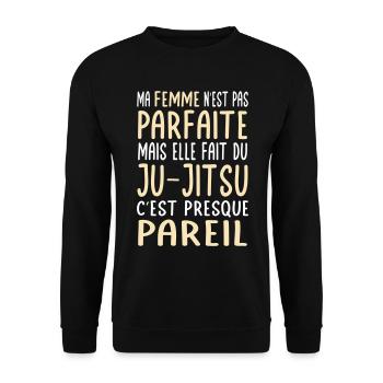 Meine Frau nicht perfekt, aber sie macht Ju-Jitsu - Unisex Pullover - Schwarz - Vorne - Alina (178cm) & Michal (187cm)