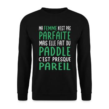 Meine Frau nicht perfekt, aber sie paddelt - Unisex Pullover - Schwarz - Vorne - Alina (178cm) & Michal (187cm)