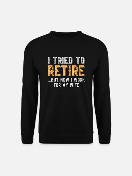 Ik probeerde met pensioen te gaan, maar nu werk ik voor mijn vrouw Grappig - Unisex sweater - sort