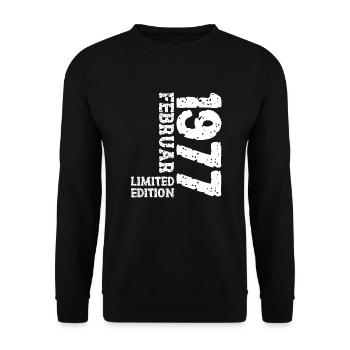 1977 Februar Limited Edition Geburtstag Mann Frau - Unisex Pullover - Schwarz - Vorne - Alina (178cm) & Michal (187cm)