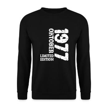 1977 Oktober Limited Edition 46. Geburtstag Deko - Unisex Pullover - Schwarz - Vorne - Alina (178cm) & Michal (187cm)