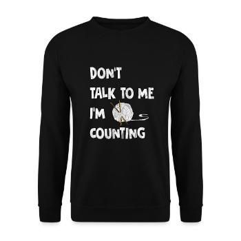 Häckeln - Lustig - Geschenkidee - Unisex Pullover - Schwarz - Vorne - Alina (178cm) & Michal (187cm)