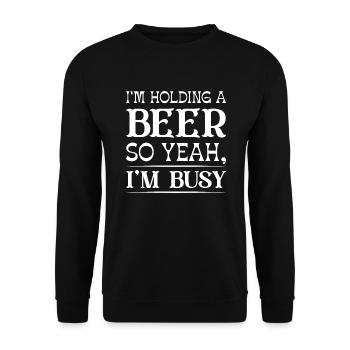 Ich halte ein Bier in der Hand, also ja, ich bin beschäftigt - Unisex Pullover - Schwarz - Vorne - Alina (178cm) & Michal (187cm)