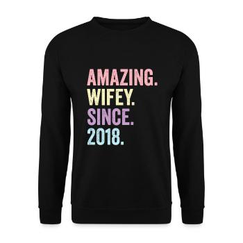 Amazing Wifey Since 2018 - Unisex Sweatshirt - black - Front - Alina (178cm) & Michal (187cm)